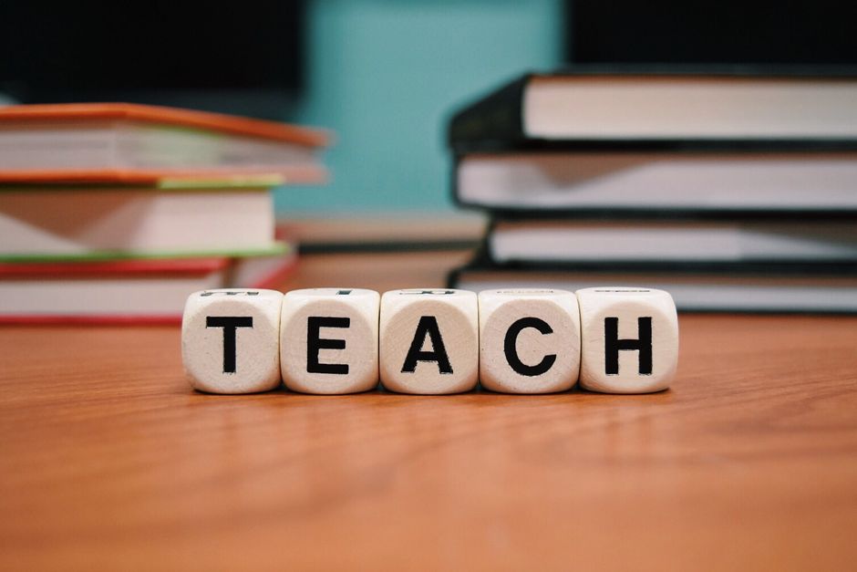 Porträt eines Kursleiters, der Englisch-Lernmethoden für den Berufsalltag erklärt.