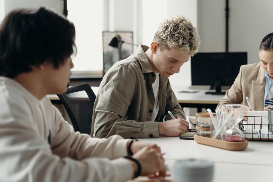 Schreibübung im Englischkurs: E-Mail-Entwürfe und strukturierte Antworten